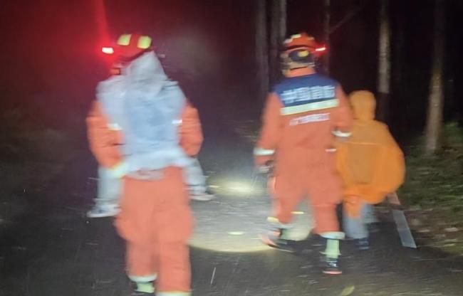 消防雨夜转移被困深山的一家四口
