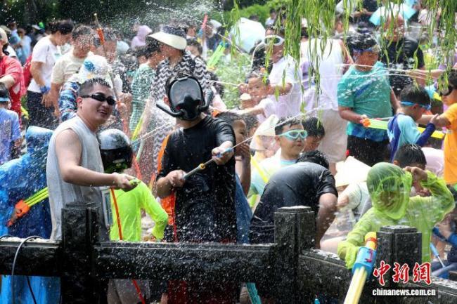 济南民众乐享五龙潭泼水节