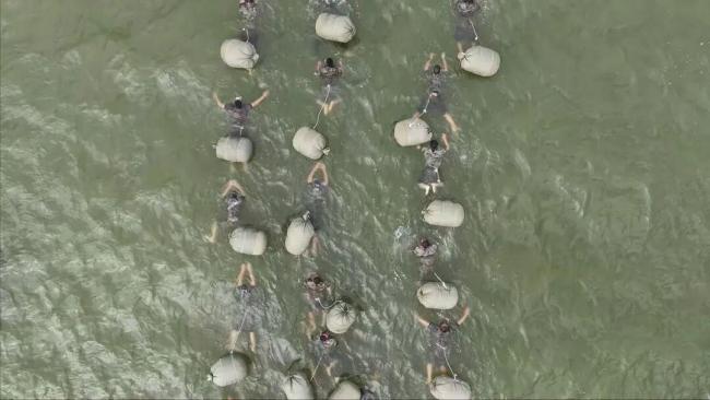 海军陆战队勇救落水群众 军民情深似海洋
