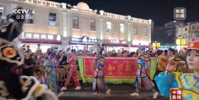 外国游客在中国解锁“凉”好时光 避暑胜地魅力十足
