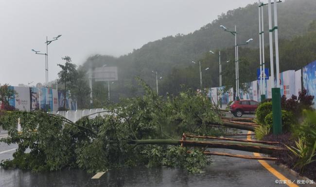 台风红霞把儿童床连人卷出门外
