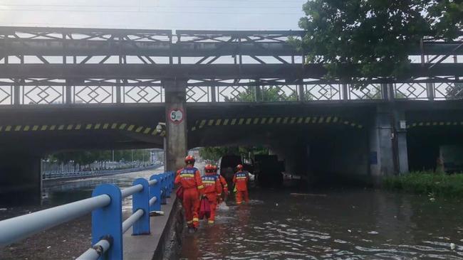 客车涉水12人被困桥下 消防交警救援 暴雨中紧急施救