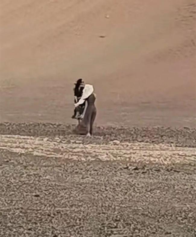游客闯黑独山禁区拍照 当地回应