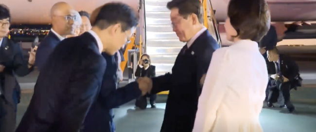 李在明夫妇离开美国：现场没红毯，二人登舷梯时脚步声咔咔响