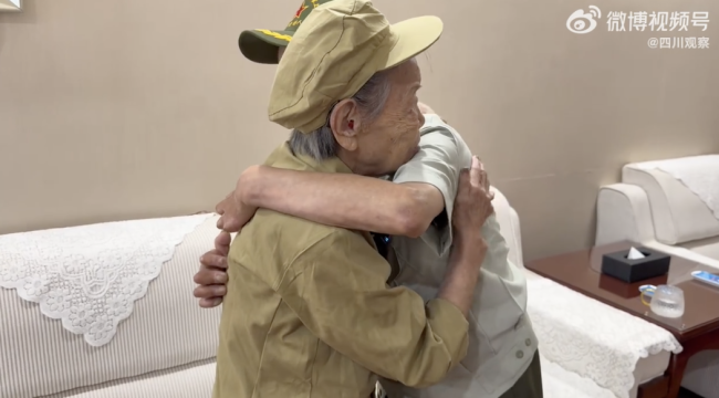 抗美援朝老兵与护士成都重逢