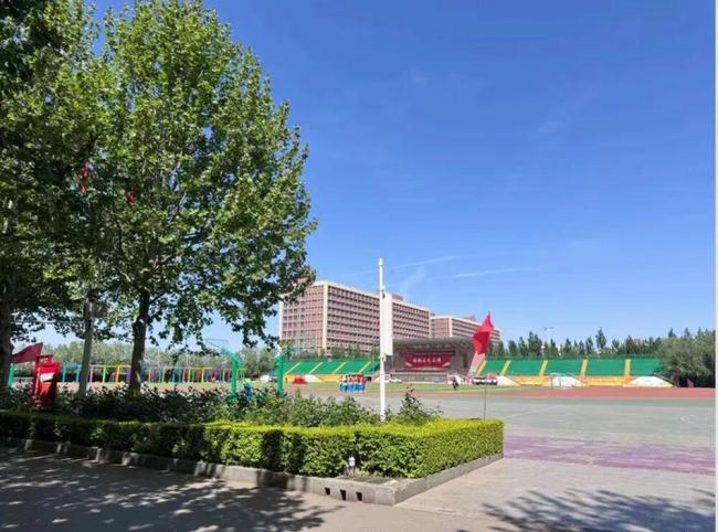 多名公职人员被举报2元买走8亿股权 学校风光背后的债务危机