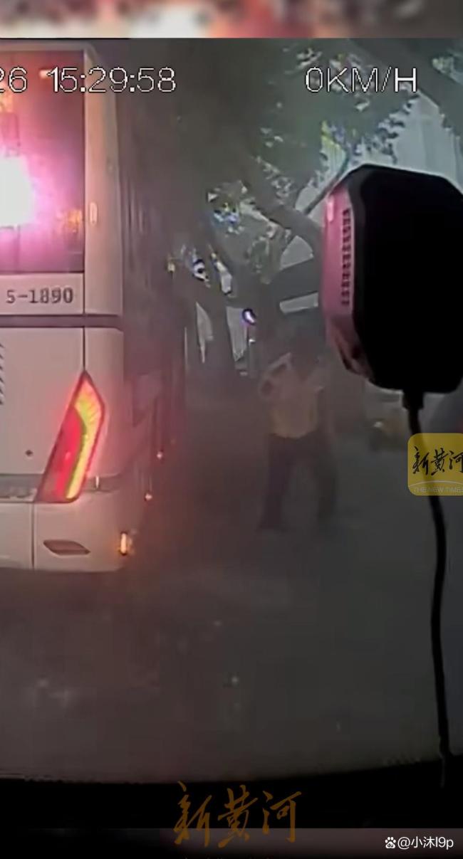 老人被水流冲走两名驾驶员合力救起 暴雨中的温暖救援