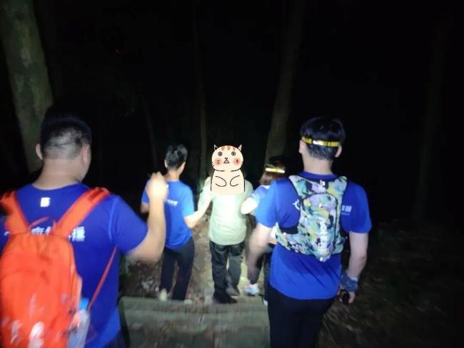 两姐妹刷短视频后相约挑战天竺山 户外新手遇险记