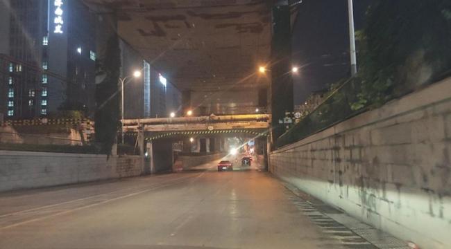 济南暴雨铁路桥下汽车被淹不实 积水迅速消退