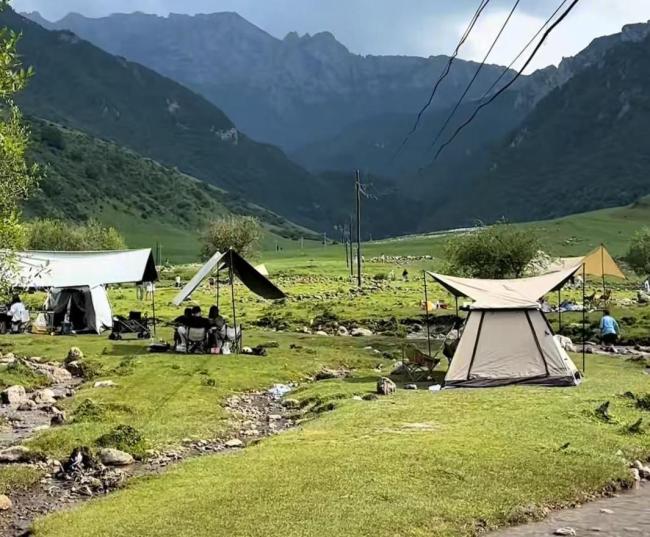 情侣遭山洪冲走后被货车拦住