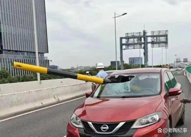 货车撞飞限高杆 杆子刺穿小轿车