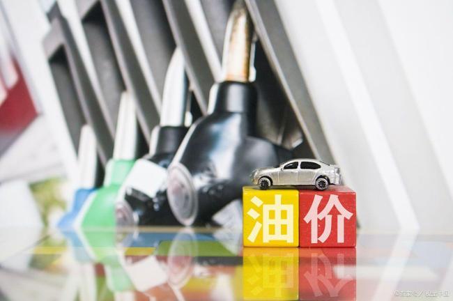 国际油价跌势不止 市场供需博弈加剧