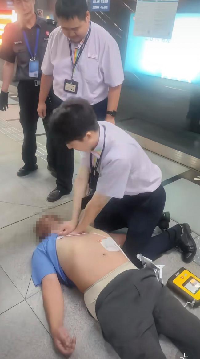 乘客地铁晕厥 众人联手施救 教科书式救援获赞