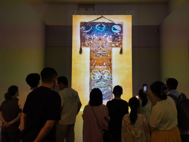 科技产品成外国游客中国行新期待 智能体验圈粉海外客