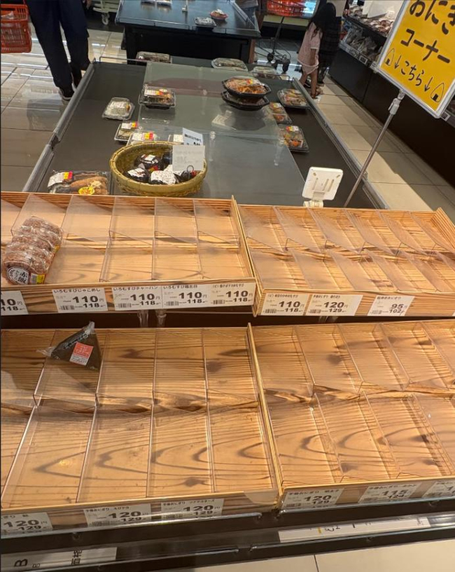 实拍日本地震：超市内孩子们哭成一片 震后物资被抢购一空