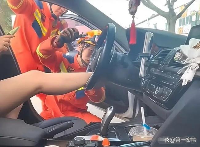 女子脚卡方向盘自救失败求助，消防救援 两小时脱困记