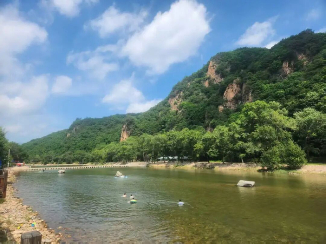 店铺组团贴告示歇业：太热去凉快了 高温下的集体避暑行动