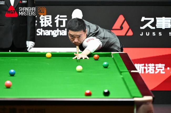 赵心童淘汰丁俊晖晋级上海大师赛八强 中国德比精彩对决