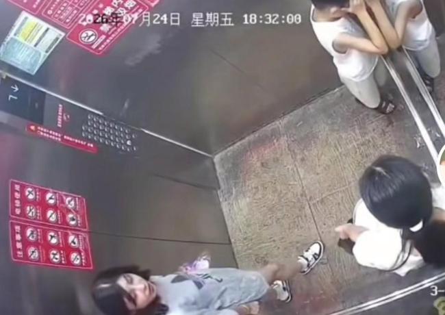 男孩挡电梯门近2分钟被家长“制裁” 暴力示范引争议