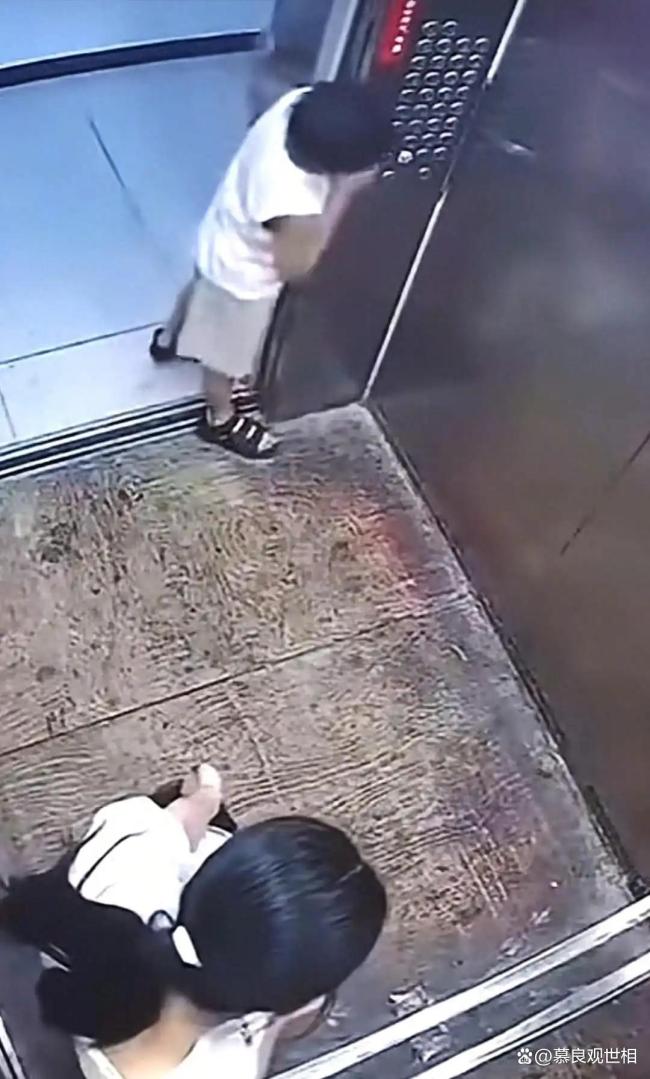 电梯争执教唆未成年人施暴引深思