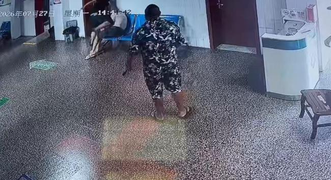 警方介入医院大厅发生暴力殴打事件 保安未及时制止引争议