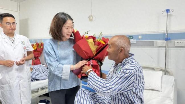 杨振宁遗孀翁帆赴新疆喀什看望老兵