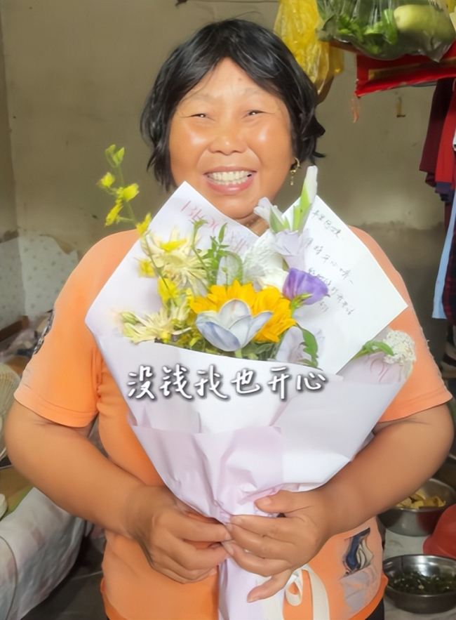 “小苹果阿姨”故事感动全网 朴素中的温暖