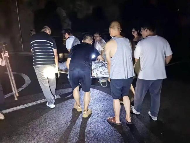 聋哑小伙深夜挨家挨户敲门救下9人 无声世界里的英雄之举