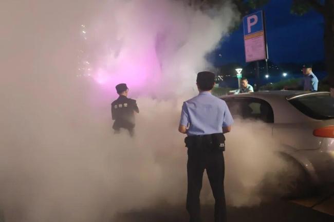 轿车路边起火 警方用光8瓶灭火器灭火 及时处置避免更大损失