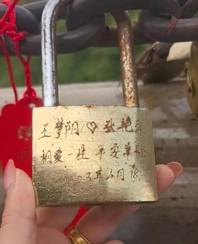 女子喊话挂锁情侣获锁主回应 三年情缘圆满续写