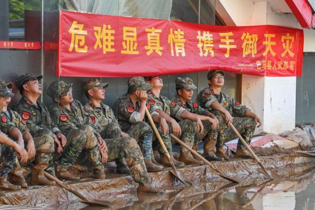 “解放军来了”给人满满安全感 危难时刻的希望之光
