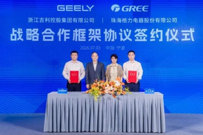 72岁董明珠打卡成都太古里 事业与生活的平衡典范