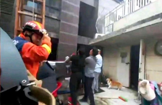 消防回应火灾母女坠楼 还原救援过程 现场条件限制救援手段