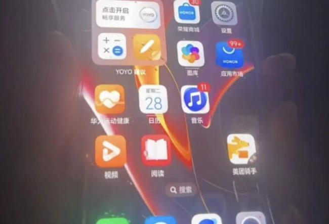 女子雨中捡手机冒雨等候20分钟归还