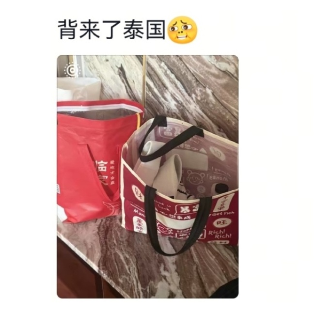 人到一定年纪啥袋子都能拿出门了