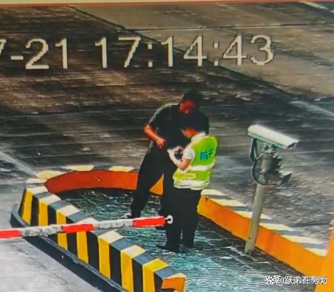 收费员无押垫付千元路费惊呆司机