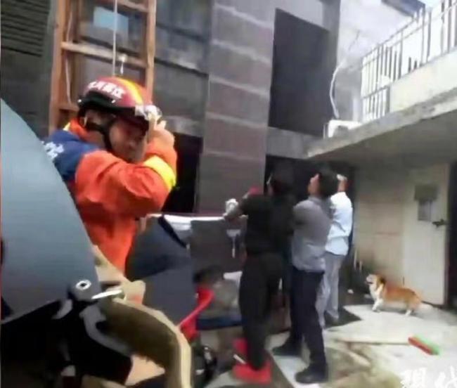 母女坠楼消防被骂 质疑需要事实澄清 舆论彻底翻转