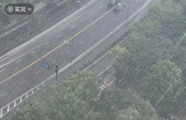 杭州上空出现一道分界线 晴雨切换引关注