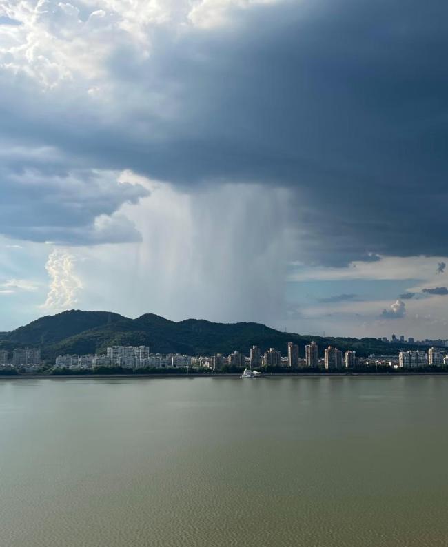 杭州暴雨中出现壮观雨幡 罕见景观引关注