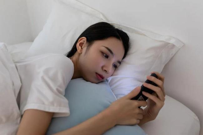 这2个习惯正在偷走你的视力 关灯刷手机与晨起看手机的危害
