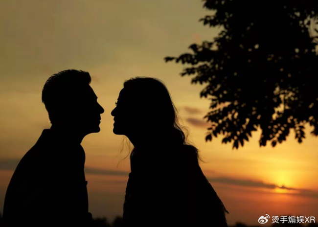 林心如晒照纪念结婚十周年 十年相守温情满满