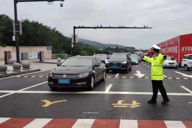 3000多名旅客因雨滞留 民警全力疏导 温情服务暖人心