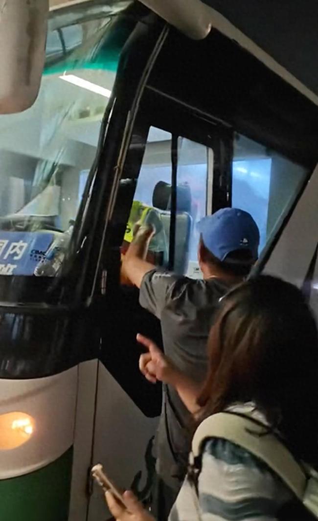 摆渡车被指不开空调 春秋航空致歉