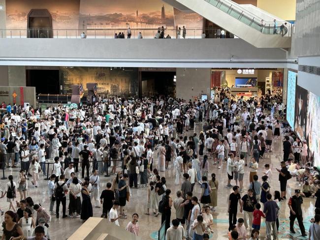 杭州圆明园兽首展首周客流爆满 观众热情高涨