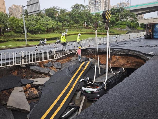 海口路面现140平方米塌方 轿车掉入 无人员伤亡