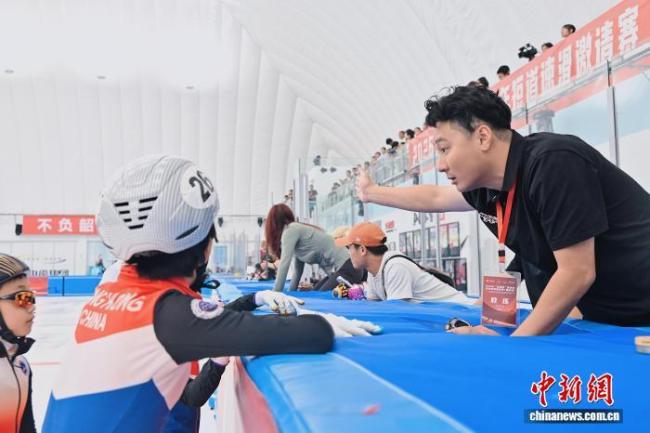 任子威转型教练 执教首秀山城冰场 指导青少年滑向未来