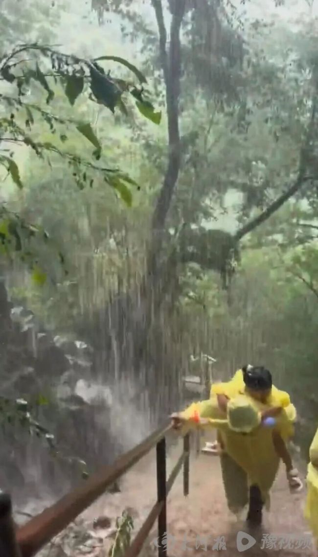 洛阳一景区回应突遇暴雨涨水道路被淹 游客安全撤离