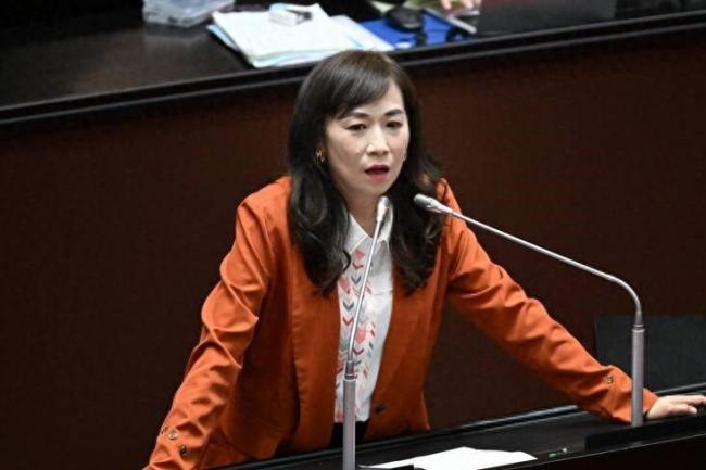 侯汉廷批林宜瑾情绪失控拍桌砸人