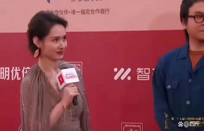 主持人半蹲给《奥德赛》主创递麦引争议 姿态引发质疑