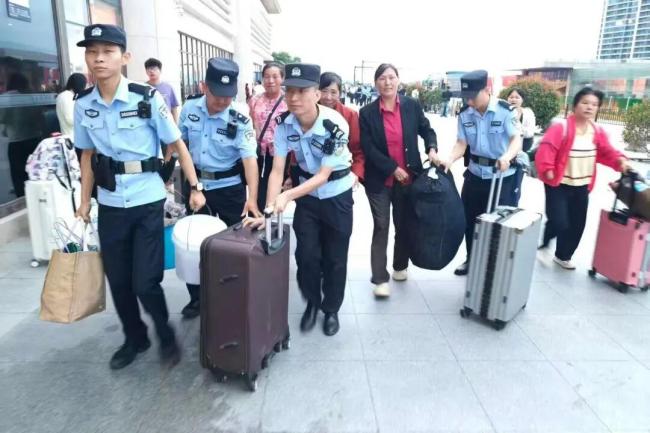 3000多名旅客因雨滞留 民警全力疏导 温情服务暖人心